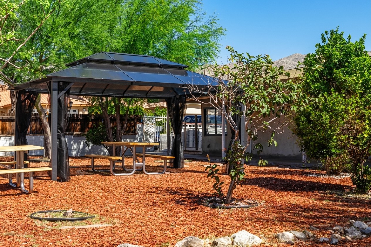 5th Street Outside 3